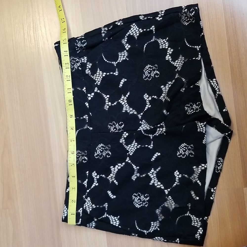Express Lace Shorts - Picture 5 of 9